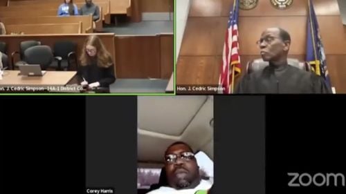 Un american cu permisul de conducere suspendat s-a prezentat în fața judecătorului, la o audiere online pe Zoom, în timp ce conducea o mașină