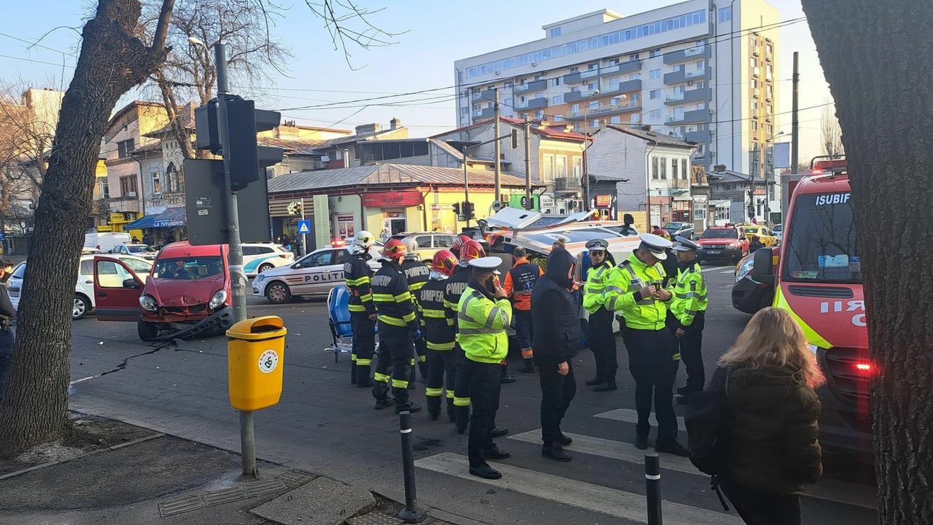 Ambulanță cu pacient în interior, răsturnată pe șoseaua Viilor, în urma unui accident