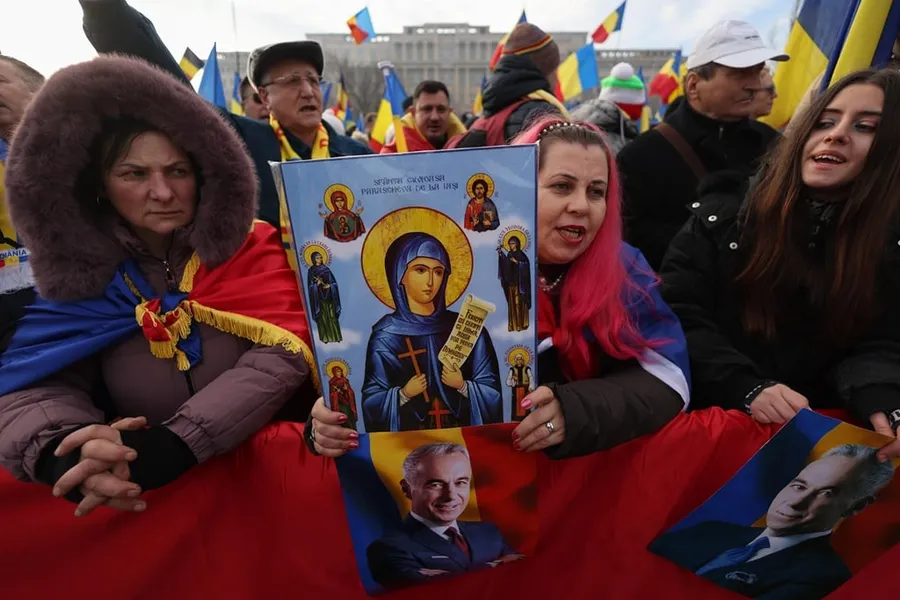 Susținătorii lui Călin Georgescu protestează la CCR împotriva deciziei de anulare a alegerilor, miting neautorizat 