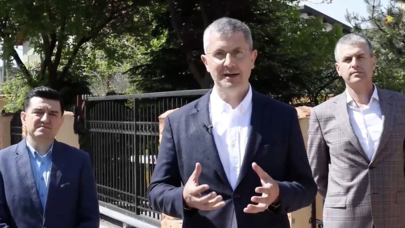 Dan Barna, în comuna Dobroești, după ce primarul PSD a refuzat să anuleze protocolul încheiat cu orașul chinez Nantong, în urma scandalului pe tema secțiilor de poliție chineze: „Să-l treziți pe primar la realitate, dle Ciolacu, și să anuleze acest protocol al rușinii”