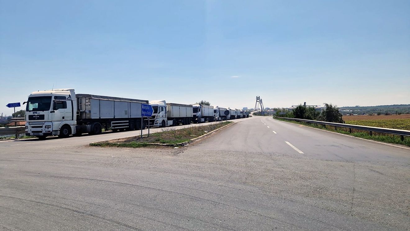 Mediapool: Șoferii de TIR se plâng că sunt forțați să intre într-o parcare privată de lângă podul Dunării de la Vidin-Calafat/ Dacă nu o fac, sunt hărțuiți și amenințați/ Cine este în spatele afacerii / Cum reacționează statul bulgar