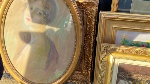 FOTO 16 opere care ar aparține unor pictori renumiți precum Nicolae Vermont, Camil Ressu sau Ștefan Luchian au fost confiscate de polițisti de la un târg din Capitală. Vânzătorii nu aveau acte de proveniență