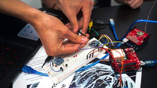 Încep înscrierile în Școala de vară de Știință și Tehnologie de la Măgurele: sunt așteptați elevi, profesori și consilieri școlari