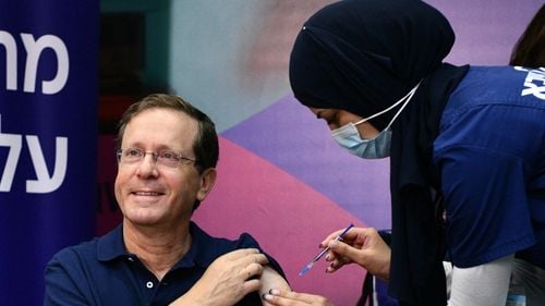 Președintele Israelului s-a vaccinat cu cea de-a treia doză de vaccin împotriva COVID-19