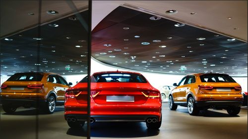 Donald Trump analizează o reducere semnificativă a tarifelor pentru producţia auto din SUA: ”Mesajul e clar: Dacă asamblați mașinile în Statele Unite, veți fi recompensați”