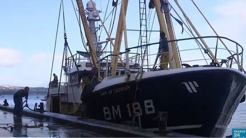 Conflictul franco – britanic asupra pescuitului în Canalul Mânecii se ascute: vas britanic de pescuit arestat. Franța este nemulțumită de numărul de licențe emise de britanici pescarilor francezi