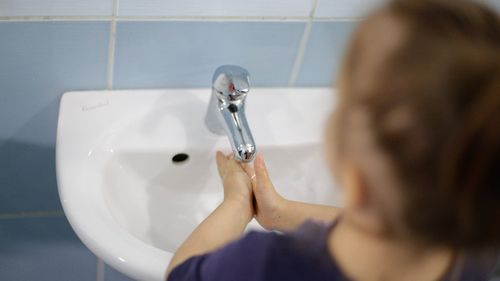 Satu Mare: 30 de copii cu enterocolită în grădinițele din Medieșu Aurit, unde a fost suspendată activitatea