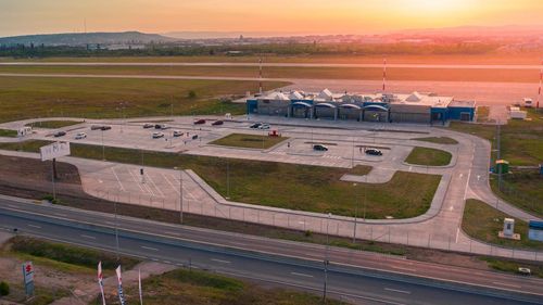 Terminal cargo la Aeroportul Oradea. Ilie Bolojan: Până în 2023 ar trebui să devină operaţional/ Companiile din jurul orașului folosesc componente electronice aduse aerian din Asia sau Europa