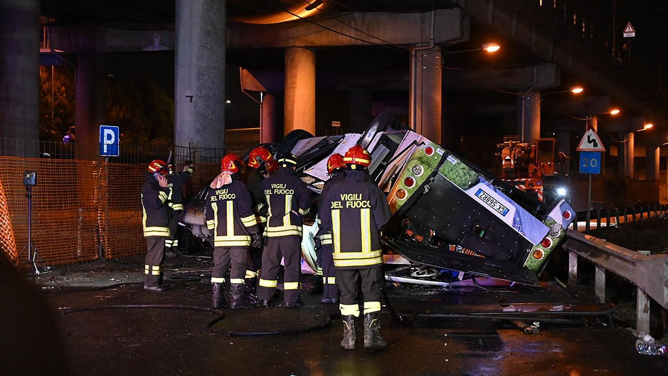 Președintele Iohannis și premierul Ciolacu au transmis mesaje de condoleanțe după moartea celor patru români în accidentul de autocar din Italia