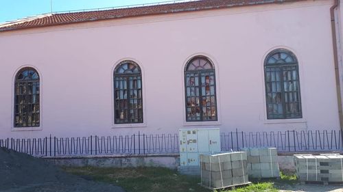 Sinagoga din Orăștie a fost vandalizată, ferestrele sparte cu bolovani