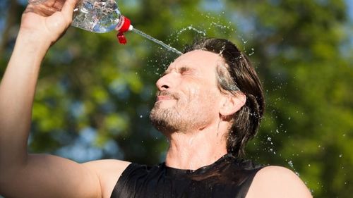 Căldura extremă afectează organismul uman în moduri neașteptate. Bebelușii și vârstnicii sunt cei mai expuși / Alimente recomandate pentru o hidratare eficientă