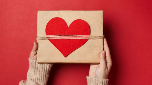 Valentine’s Day și mitul iubirii perfecte: De ce fericirea nu vine la pachet cu o cutie de bomboane