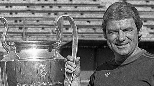 Emeric Ienei a fost înmormântat la Oradea cu onoruri militare / Sute de oameni l-au condus pe fostul mare antrenor pe ultimul drum