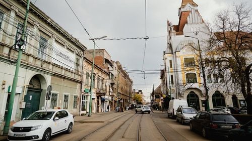 Membrii unei asociaţii din Timişoara, nevoiţi să se mute din sediul pe care l-au închiriat, după ce au fost ameninţaţi cu moartea şi atacaţi cu pietre de vecini / Fritz: Este scandalos că încă o dată agresorii au câștig de cauză