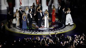 Ce au purtat doamnele din jurul lui Donald Trump la balul de inaugurare al noului președinte / Designeri celebri precum Herve Pierre, Givenchy sau Oscar de la Renta