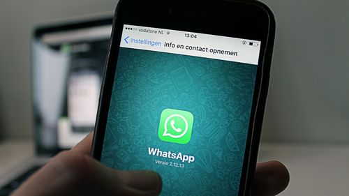 WhatsApp va permite marilor companii să-și sune clienții și să folosească voci generate cu AI