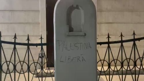 Gardul sinagogii din Sighet, vandalizat de o maramureșeancă ce s-a convertit la islam / Ea a spus că vrea să transmită un mesaj de pace