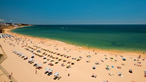 În România vacanțele sunt mai scumpe cu până la 20% în 2022. Speranța rămâne în deschiderea cât mai multor destinații externe