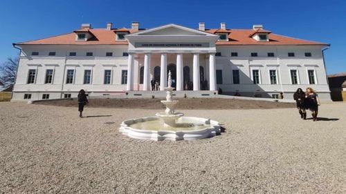 FOTO&VIDEO Conacul Mocioni de la Foeni (Timiș), construit în 1750, și-a redeschis porțile după o restaurare de 2,4 milioane de euro