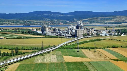 Digitalizare în industria cimentului din România. Schneider va oferi mentenanță predictivă pentru motoarele electrice ale Holcim, cu ajutorul inteligenței artificiale și al algoritmilor de machine learning