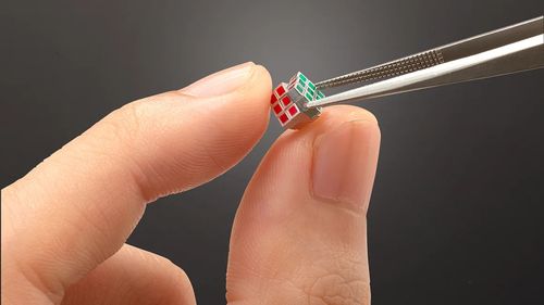 Un producător japonez de jucării a creat cel mai mic cub Rubik din lume