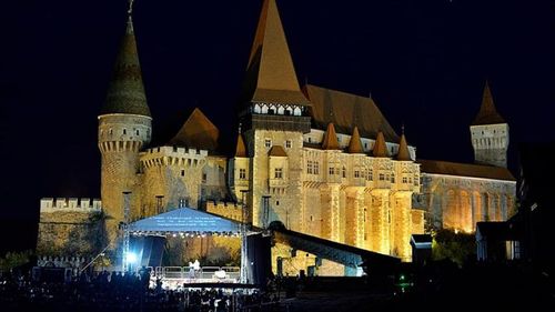 Festivalul „Opera Nights”, în cinci oraşe din judeţul Hunedoara, inclusiv la Castelul Corvinilor