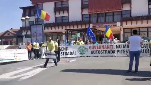 VIDEO Zeci de persoane au protestat pentru construirea mai rapidă a autostrăzii Sibiu - Piteşti