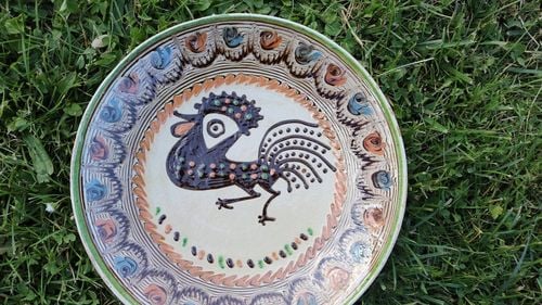 Obiecte produse în Bulgaria, vândute ca ceramică de Horezu de către comercianţii din zonă / Sute de farfurii, oale şi ceasuri au fost ridicate / Poliţia a deschis şapte dosare penale