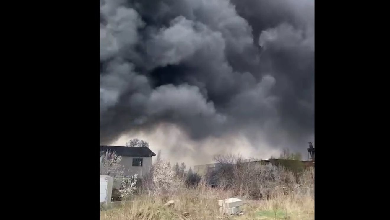 VIDEO Mesaj RO-Alert în județul Iași, după ce un incendiu a izbucnit la un depozit de gunoaie și fier vechi/ Flăcările au cuprins o suprafață de 1500 mp