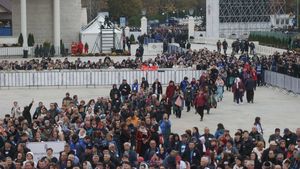 Coada la Catedrală se întinde până în piața Constituției/ Timpul de așteptare este între 6 și 8 ore 