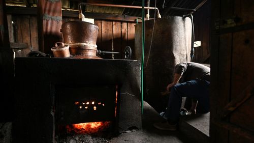 Mâncarea de sub cazanul de pălincă, gastronomie românească de înscris la UNESCO / Tradiția cărnurilor ,,împocălite” / Cornel Achim, proprietar de pălincie: Sunt nenumărate rețete de mâncăruri împachetate pe care le-am experimentat, trudit și desăvârșit