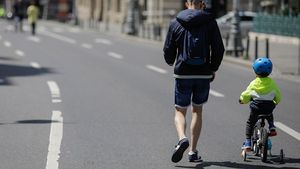 Lista străzilor din Capitală închise circulației rutiere în perioada 30 aprilie - 1 mai / Din acest weekend începe cel mai amplu proiect outdoor: ”Străzi deschise – Bucureşti, Promenadă urbană” / Vezi traseul evenimentelor