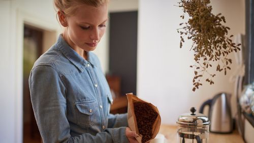 Cafeaua poate fi mai mult decât un energizant; poate ajuta la slăbit și susține sănătatea cardiovasculară / Cardiologii recomandă adăugarea de pudră de cacao în ceașcă