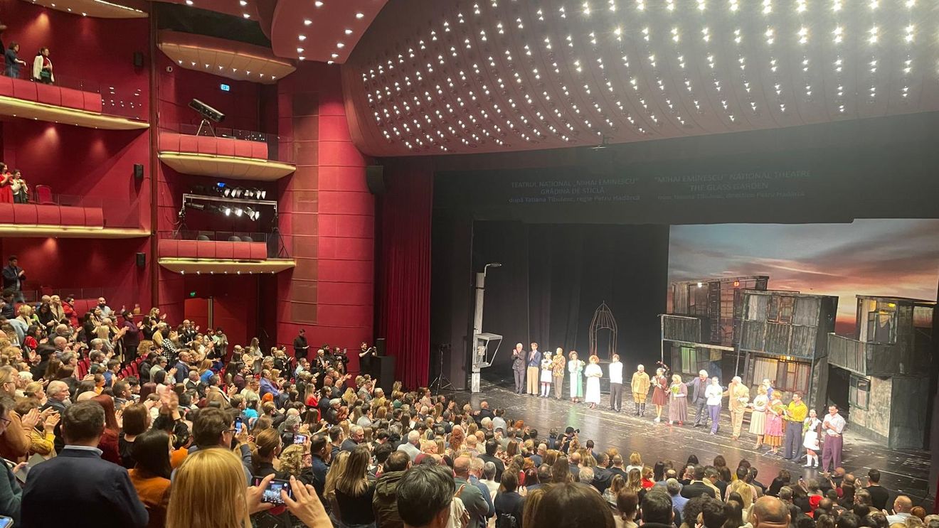 „Grădina de sticlă", spectacolul Teatrului National din Chișinău pe scena TNB: Basarabia, vazută ca o orfană cu sufletul țăndări, în adaptarea cărții-fenomen a basarabencei Tatiana Țîbuleac