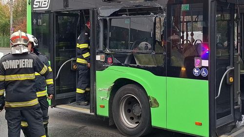 UPDATE Accident în București, între un tramvai și un autobuz STB, în Drumul Taberei: Șapte persoane au cerut să fie duse la spital