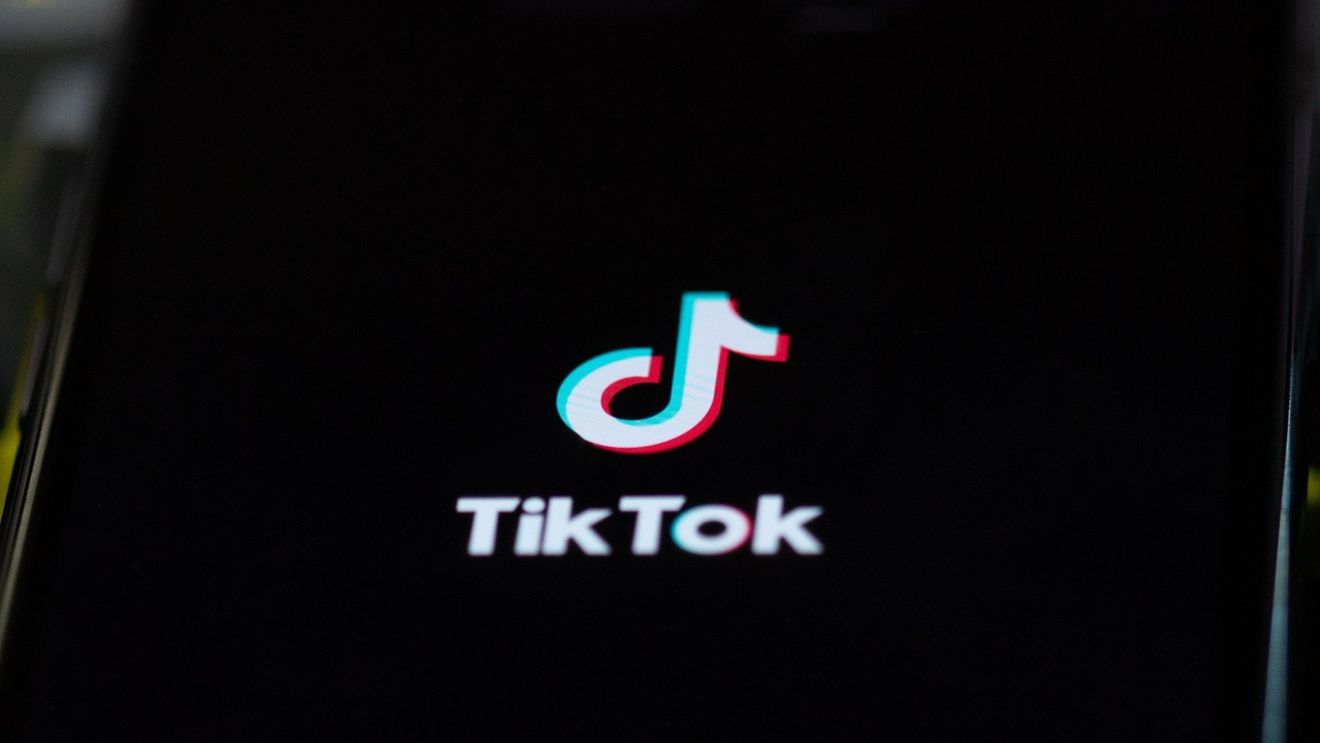 TikTok elimină sute de posturi și mizează pe inteligența artificială pentru moderarea conținutului