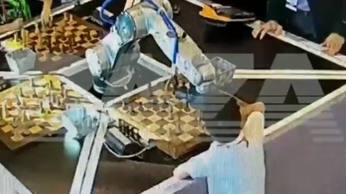 VIDEO Un robot a fracturat degetul unui băiat de şapte ani în timpul unui turneu de şah la Moscova