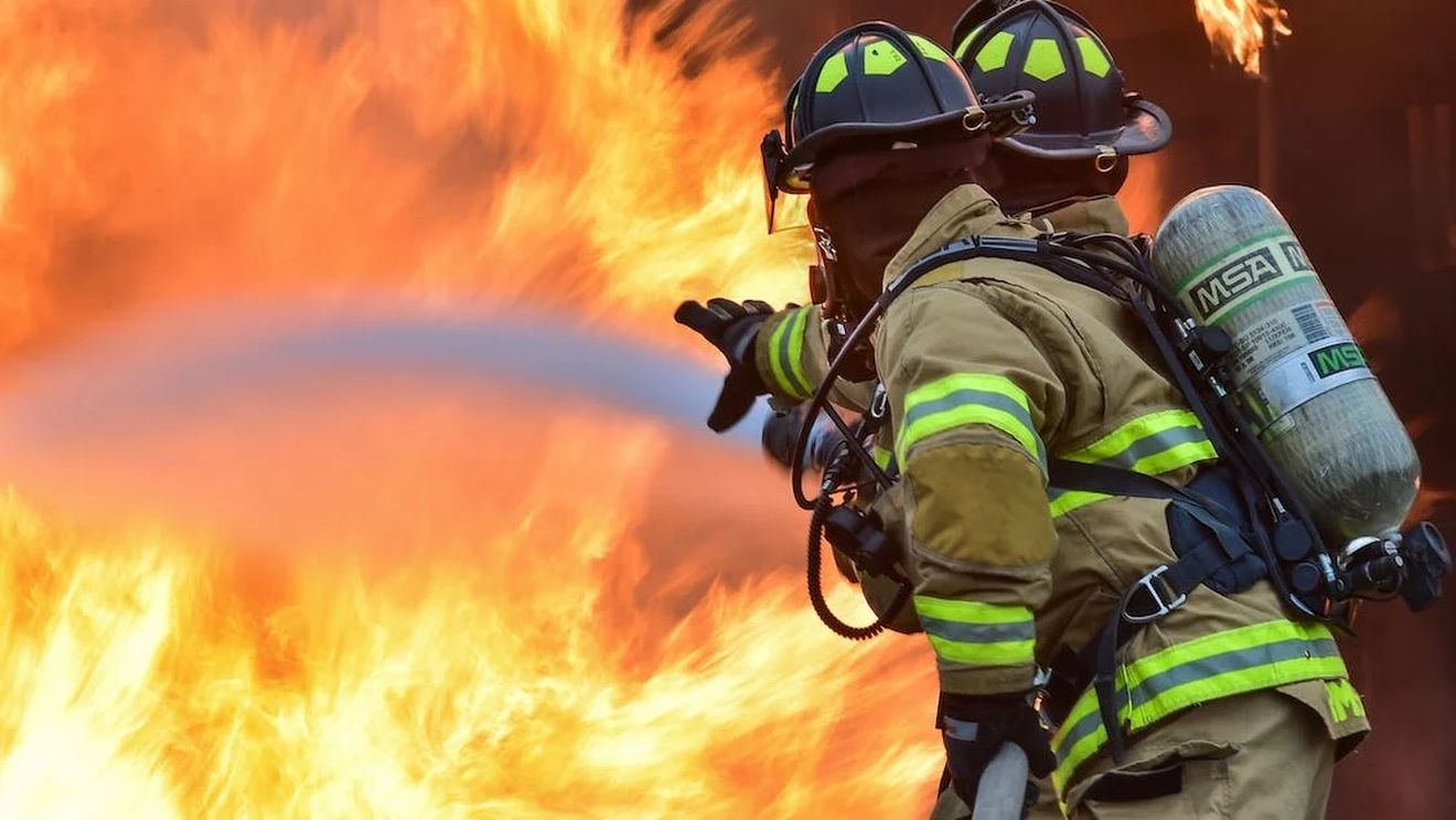 Două mașini incendiate intenționat în Rădăuți