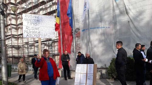 VIDEO Viorica Dăncilă a fost aşteptată la Timişoara cu pietre și huiduieli: ”Mincinoasa”, ”Analfabeta”