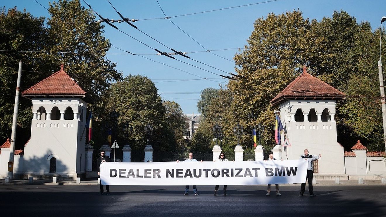 VIDEO Protest USR la Palatul Cotroceni. La poarta Administrației Prezidențiale a fost arborat mesajul ”Dealer neautorizat BMW” - trimitere la afacere cumpărării de BMW-uri pentru poliție de la prietenul președintelui Iohannis