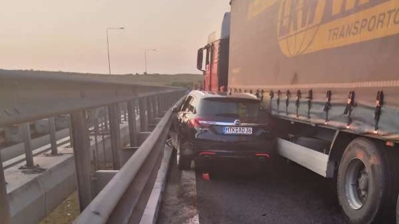 Trafic blocat total pe A1 din cauza unui accident cu patru victime