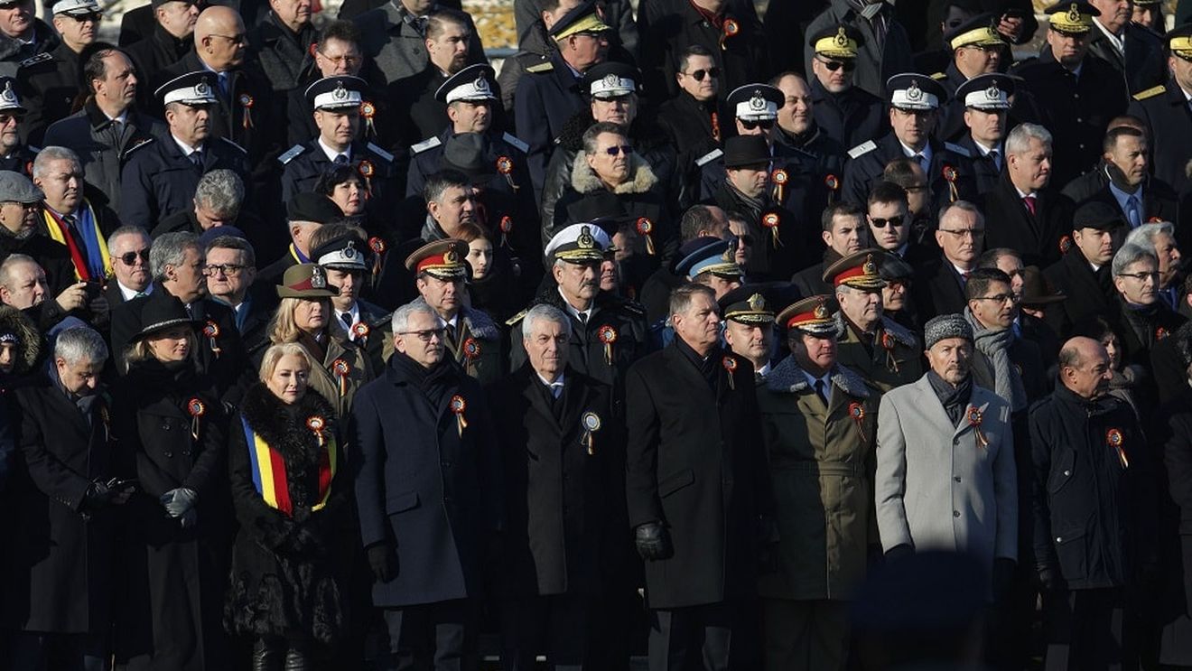 VIDEO FOTO Klaus Iohannis, lângă Tăriceanu și Dragnea în tribuna oficială la Arcul de Triumf/ Mașinile și trupele Jandarmeriei, huiduite de mulțime/ Peste 30 de mii de oameni au asistat la București la parada de Ziua Naţională