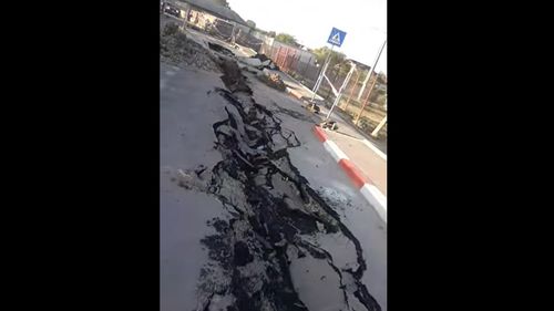 S-a prăbușit strada Democrației din orașul Mărășești. O avarie la rețeaua de apă ar fi provocat surparea