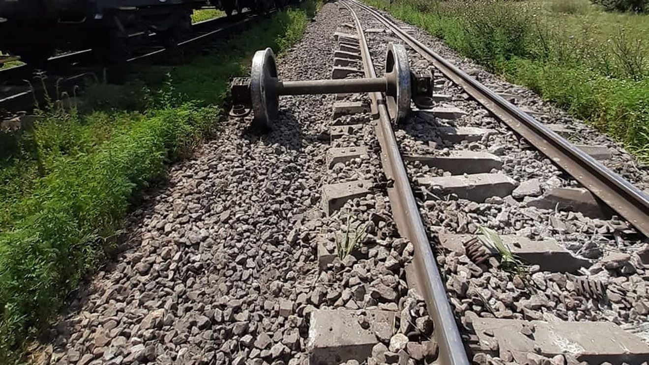 Circulaţia feroviară pe M 800 Bucureşti – Constanţa a fost reluată/Trenurile circulă pe un singur fir la Feteşti unde ieri au deraiat cinci vagoane ale unui tren de marfă