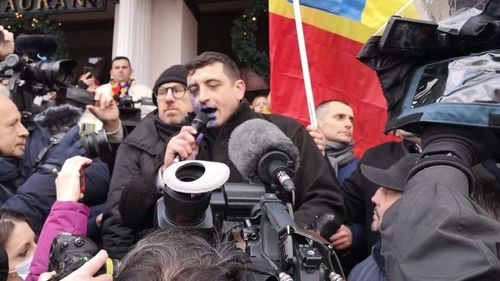 UPDATE VIDEO George Simion, atacat cu cerneală la Iași. Un manifestant i-a aruncat cerneală pe față liderului partidului extremist AUR/ Bărbatul s-a ales cu dosar penal