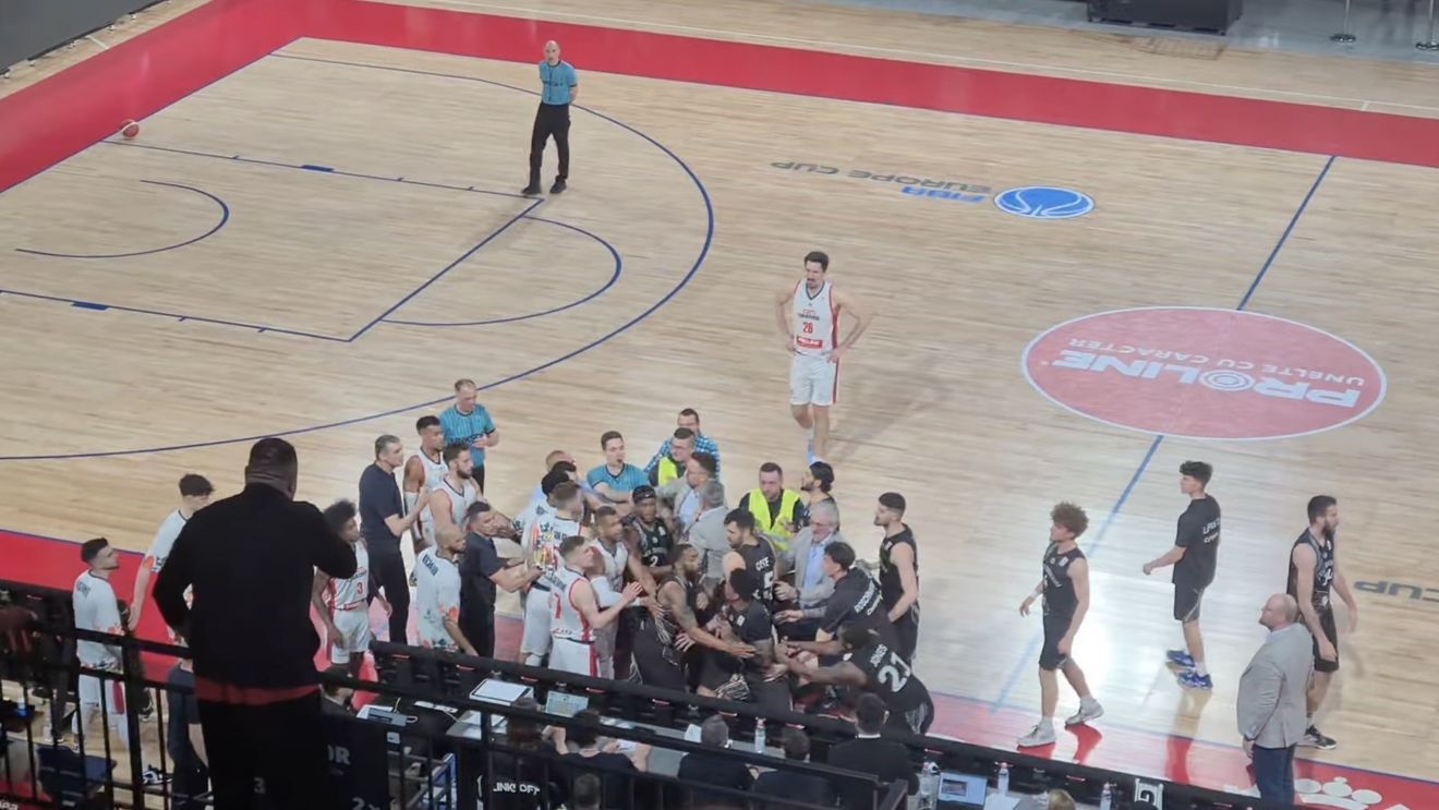 Ambele echipe de baschet, din Cluj și Oradea, pedepsite după scandalul din „Oradea Arena” / Ce sancțiuni a stabilit Federația Română de Baschet