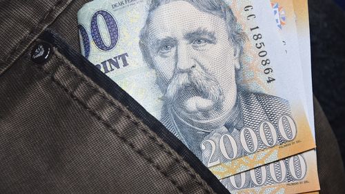 Cum e lovită Ungaria de criza economică: în orașul Békéscsaba se închid instituții, în Debrecen tramvaiele şi troleibuzele circulă mai rar / Finanțarea pentru presa din Transilvania scade dramatic