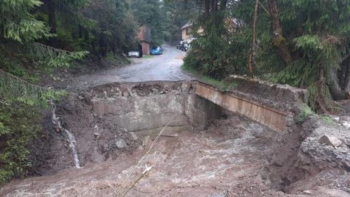 FOTO Inundații în județul Alba: un pod a fost rupt de ape și 50 de familii au rămas izolate