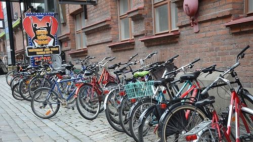 Deputaţii au adoptat un proiect prin care clădirile de utilitate publică, autogările, pieţele sunt obligate să aibă parcări pentru biciclete. Nerespectarea duce la amenzi între 2.000 şi 4.000 de lei