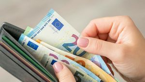 O adolescentă de 16 ani a găsit un portofel cu 7.000 de euro în apropierea unui șantier. Ce a urmat